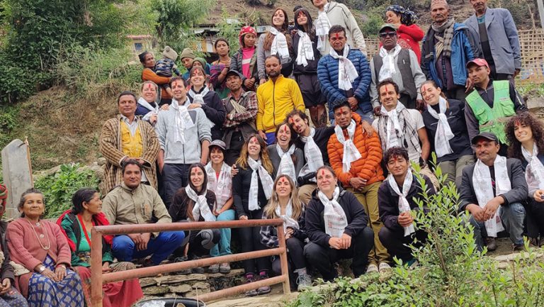 भीरमा मह काढेको दृश्य खिच्न नेशनल जियोग्राफी टोली म्याग्दीमा