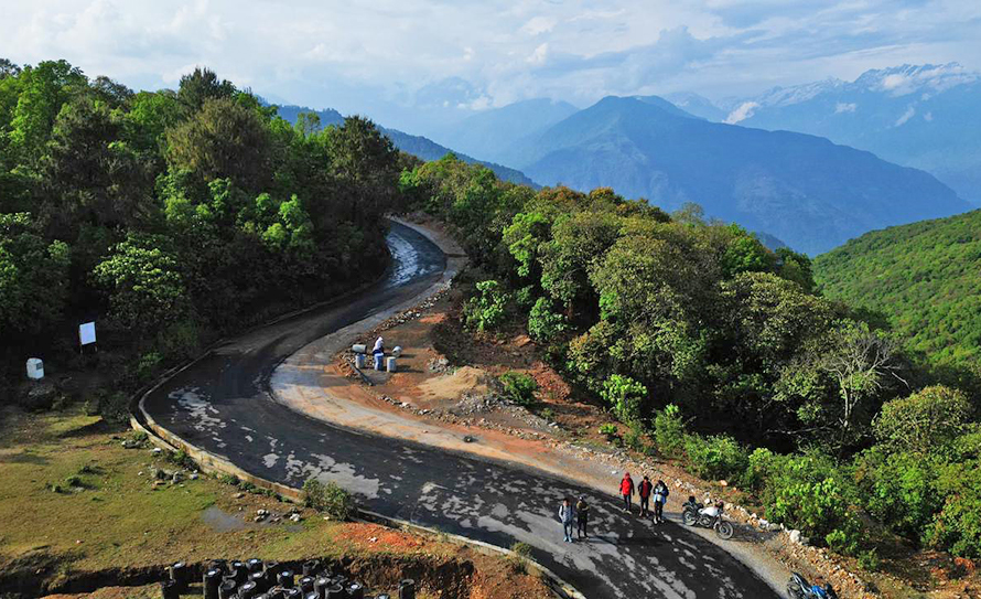 लमजुङमा घलेगाउँ जोड्ने सडक धमाधम कालोपत्र   