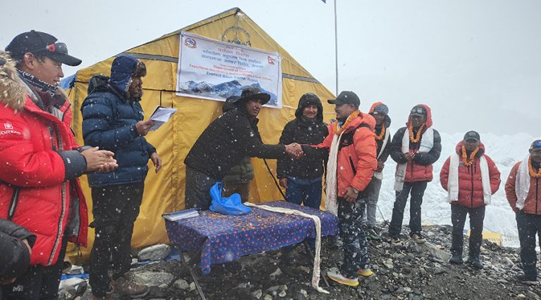 सगरमाथा चुचुरोसम्म बाटो बनाउने टिम सम्मानित