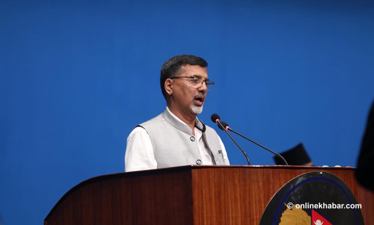 प्रधानमन्त्रीलाई जनार्दनले देखाएको ऐना