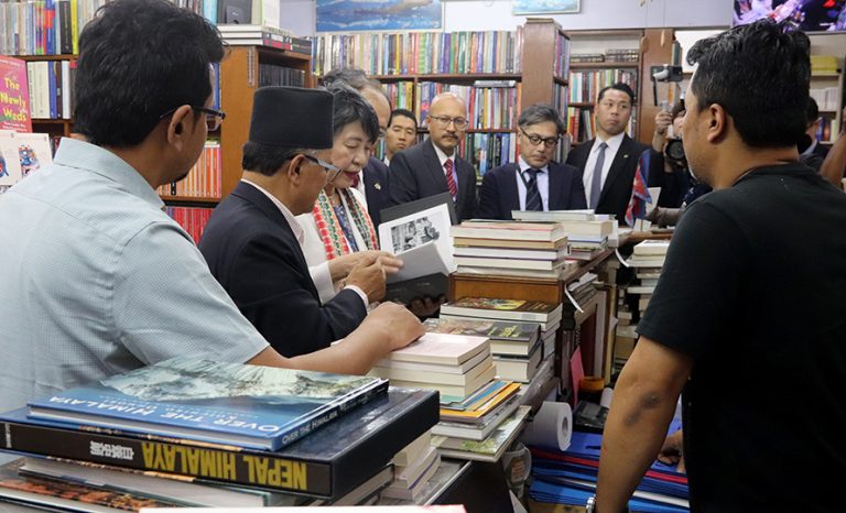 जापानी परराष्ट्रमन्त्रीले पुस्तक पसल पुगेर किनिन् नेपाली किताब