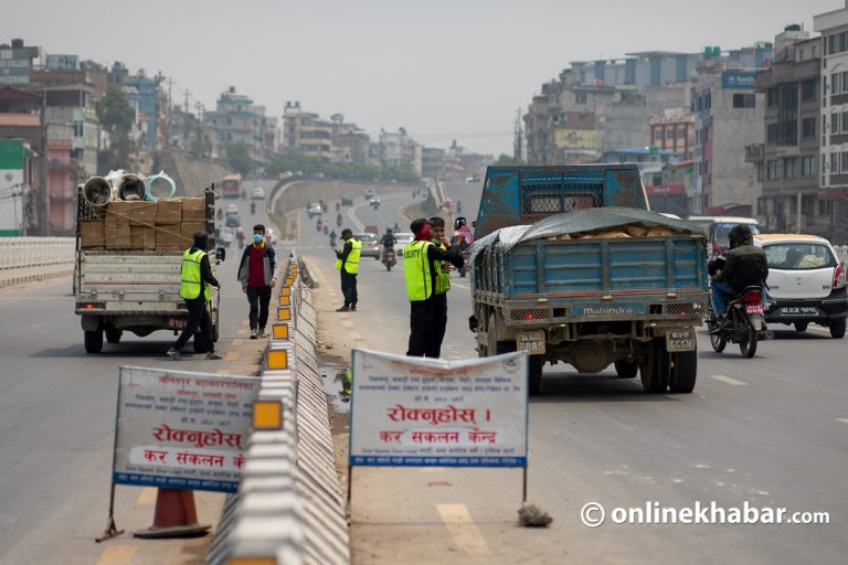 ललितपुरमा कवाडी कर आतंक, नाकामा लौरो लिएर धम्क्याउँछन् ठेकेदार