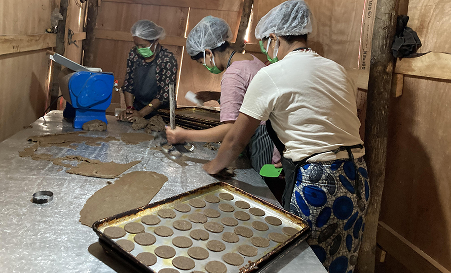 काठमाडौंमा रेष्टुराँ बन्द गरेर बागलुङमा बिस्कुट उद्योग, माग धान्नै मुश्किल