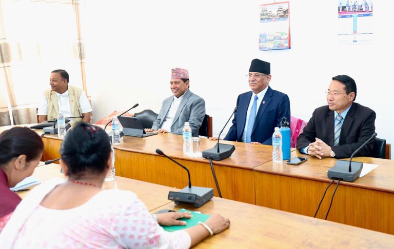 माधव नेपाल सोधेरै देउवाकहाँ जानु भएको हो : प्रचण्ड