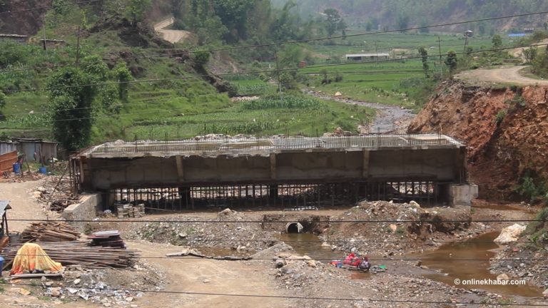 तम्घास-सिमलटारी खण्डका पुल निर्माण बर्खाअघि नसकिने