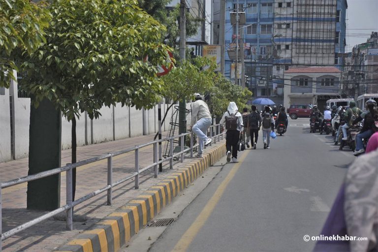 संसद् भवन बाहिरको फुटपाथमा हिंड्न रोक (तस्वीरहरू)