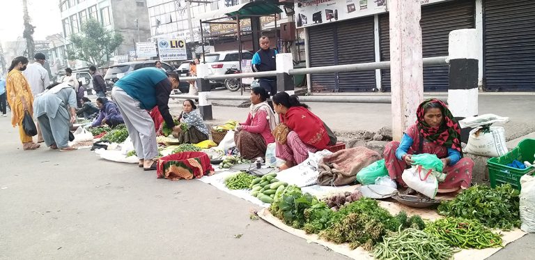 दशैंमा पनि तरकारी बेच्दै बाँकेकी थारू महिला