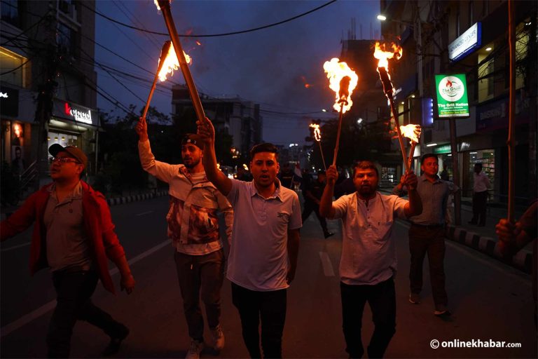 गृहमन्त्रीको राजीनामा माग्दै तरुण दलले निकाल्यो मसाल जुलुस