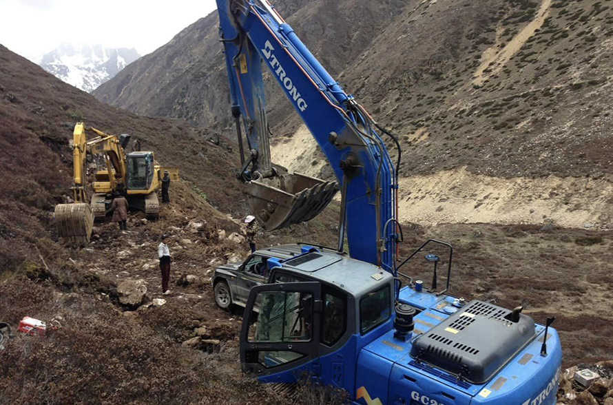 पहिलो पटक टिपताला पुगे नेपालतर्फका स्काभेटर र ट्याक्टर