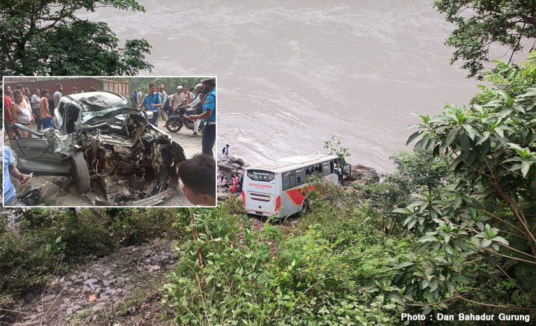 नेपालगञ्जबाट काठमाडौं आउँदै गरेको बस कारसँग ठोक्किएर त्रिशूली किनारमा खस्यो
