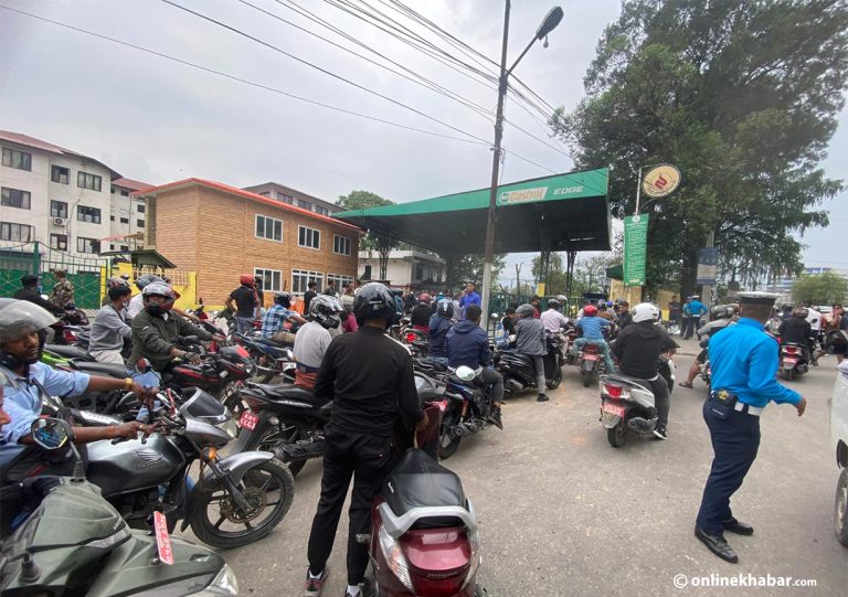 भद्रकालीस्थित नेपाली सेनाको पेट्रोल पम्पमा पनि इन्धन सकियो