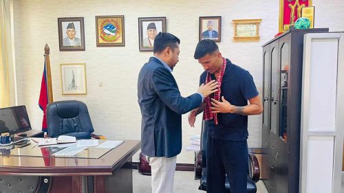 १००औं खेल खेलेका किरणलाई खेलकुदमन्त्रीले दिए बधाई