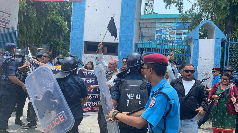 प्रधानमन्त्री प्रचण्डलाई पोखराका सहकारी पीडितले देखाए कालोझण्डा