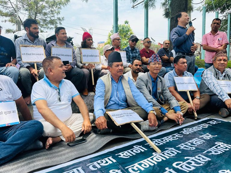 क्रसर व्यवसायीको आन्दोलनलाई सांसदको साथ