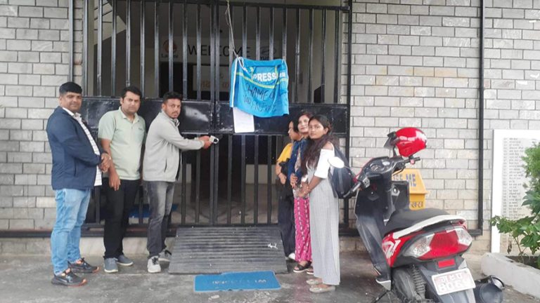 पत्रकार महासंघ कास्कीको भवनमा क्रियाशील पत्रकारले लगाए ताला