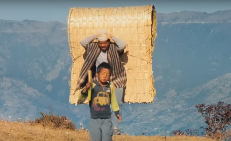विकासले ल्याउने परिवर्तनको नमिठो पाटो उक्काइदिएको ‘गाउँ आएको बाटो’