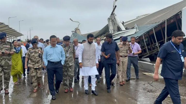 वर्षाले दिल्लीको अन्तर्राष्ट्रिय विमानस्थलको छत भत्कियो, एक जनाको मृत्यु