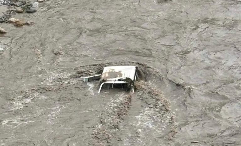 रतुवा खोलाले जीप बगाउँदा २ जनाको मृत्यु