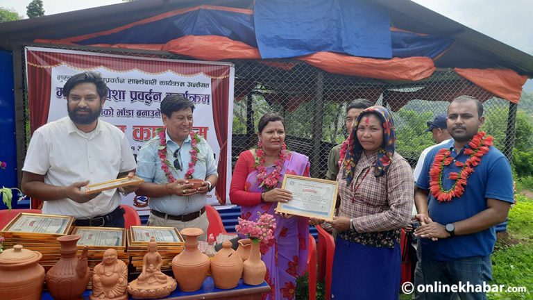 पुर्ख्यौली पेशा जोगाउन जुटे गोरखाका कुमाल समुदाय