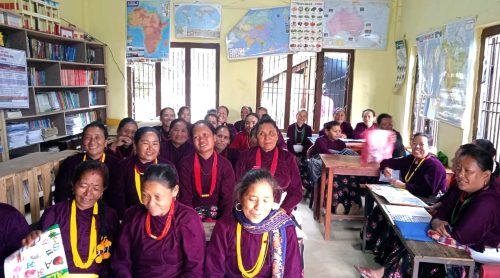 पाठशाला गइरहेका आमाहरू