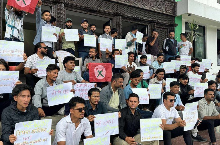 विना शर्त नेविसंघको म्याद थप्न नहुने भन्दै कांग्रेस कार्यालयमा प्रदर्शन