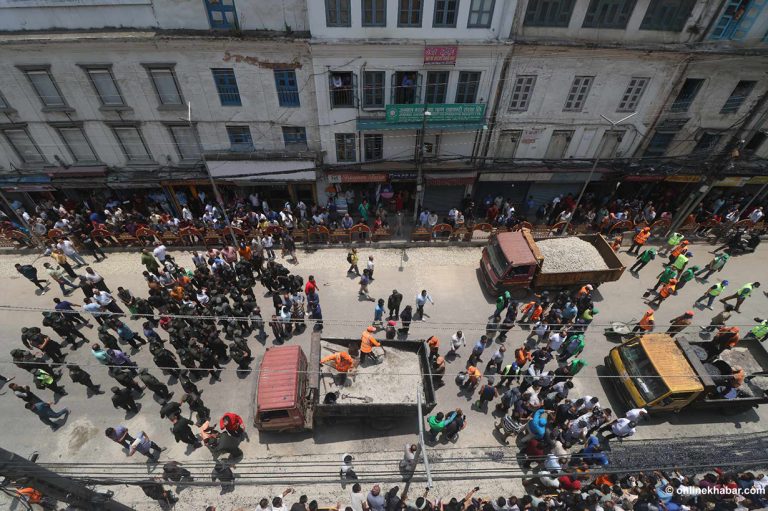 पिच रोक्न महानगर प्रहरी न्युरोड पुगेपछि तनाव