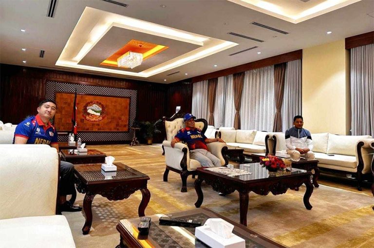 प्रधानमन्त्री प्रचण्ड र सदस्य-सचिव घिसिङसँगै क्रिकेट हेर्दै