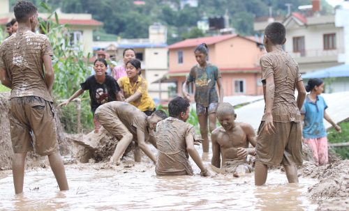 झोरमा हिलो खेल्दै रमाए किशोरकिशोरी (तस्वीरहरु)