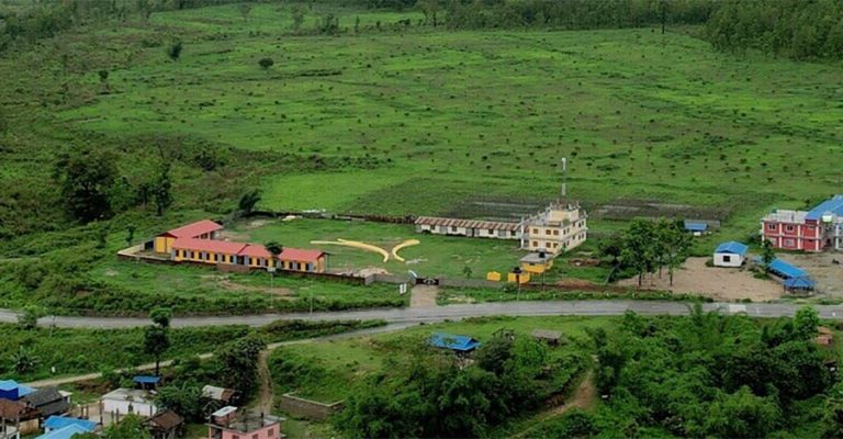 सिन्धुलीमा ढलान गरिएको पुलको फर्मा खस्दा ४ जना घाइते