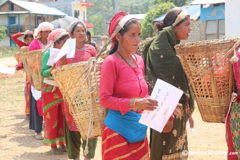 पानी माग्दै गाग्री बोकेर गाउँपालिका कार्यालय पुगे रेक्चाका बासिन्दा