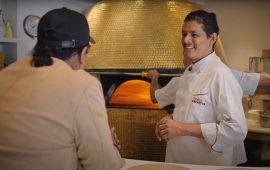 सुनको चुल्होमा पिज्जा बनाउने नेपालीको रेस्टुराँ