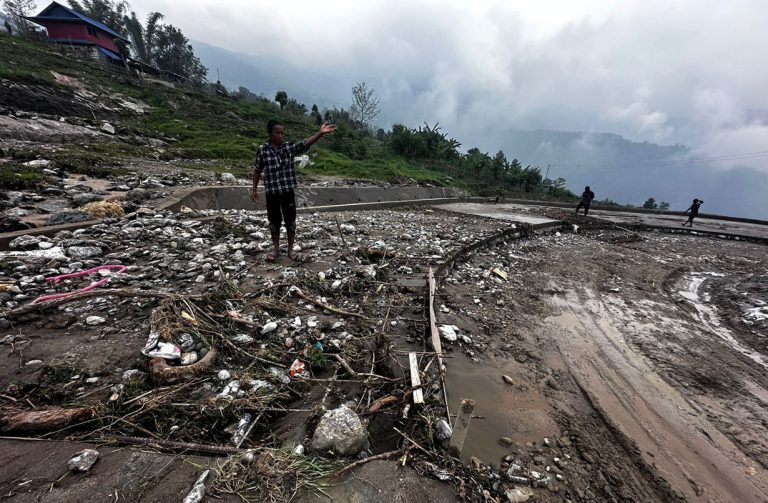 वर्षाले खाँदबारी–नुम सडकमा क्षति