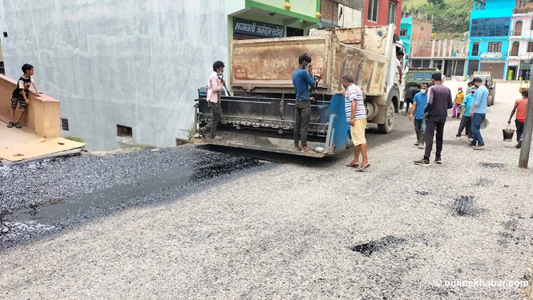ठेक्का लागेको ९ वर्षपछि कालोपत्रे हुँदै तम्घास-खाम्सेपानी सडक