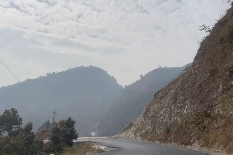पहिरोका कारण कान्ति लोकपथ अवरुद्ध