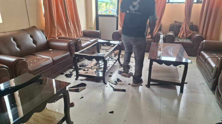 कावासोती नगरपालिकामा तोडफोड