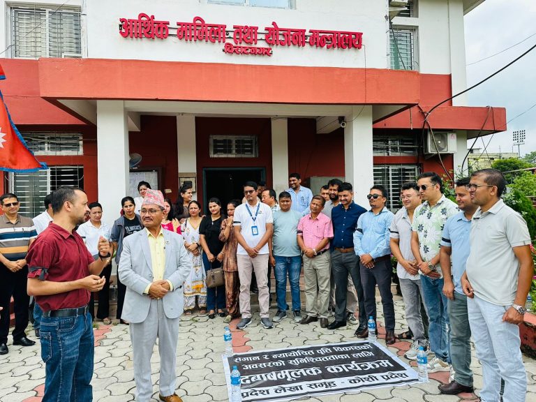 आन्दोलनरत लेखा अधिकृतहरूले अर्थमन्त्रीलाई बुझाए ज्ञापन पत्र