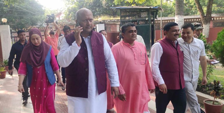 मध्यरातमा मन्त्रालय भागबण्डा मिलेपछि मुख्यमन्त्री दाबी पेस गर्न पुगे सतिश सिंह