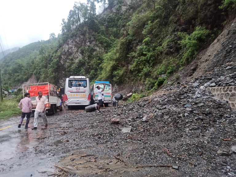 पहिरोले अवरुद्ध भएको मुग्लिङ सडक खुल्यो
