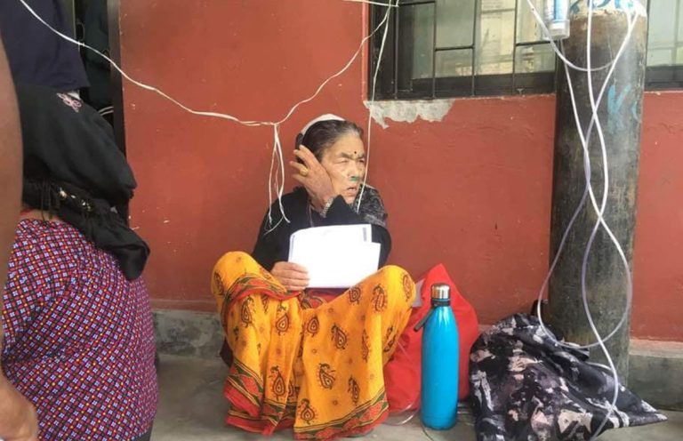 अक्सिजन सिलिन्डर बोकेर राष्ट्रिय परिचय पत्रको लाइनमा