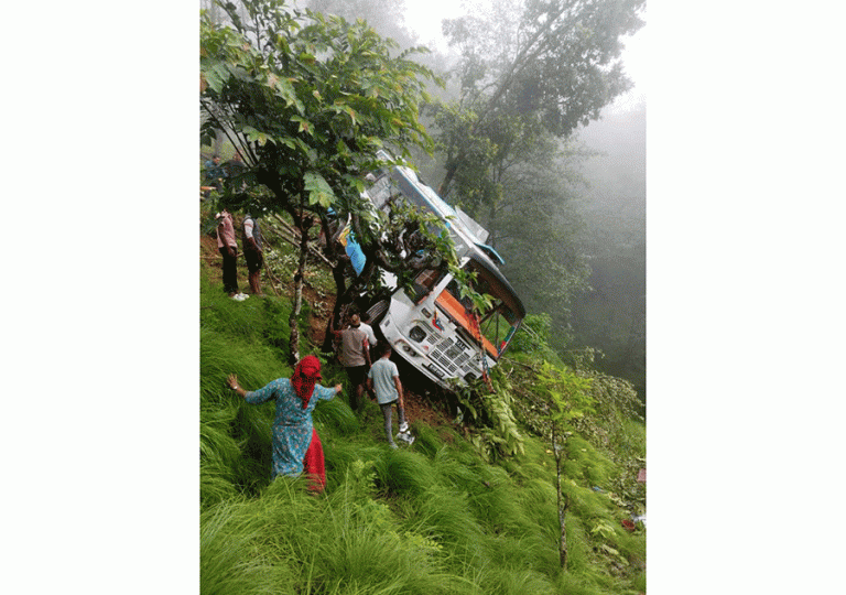 रामेछापमा बस दुर्घटना हुँदा ८ घाइते, ३ जना गम्भीर   