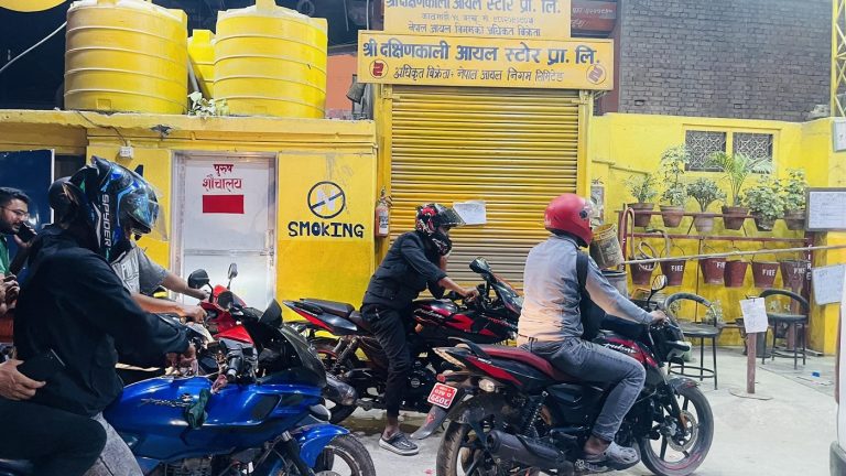 मजदुरको आन्दोलनले पम्पमा छैन पेट्रोल