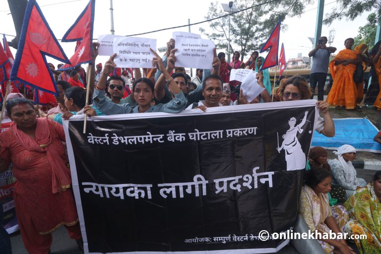 नक्कली ऋणी बनाएर दुःख दिइएको भन्दै माइतीघरमा प्रदर्शन