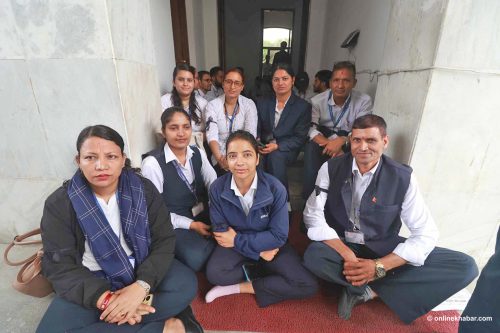 प्रोत्साहन भत्ता माग्दै संसदका कर्मचारी धर्नामा