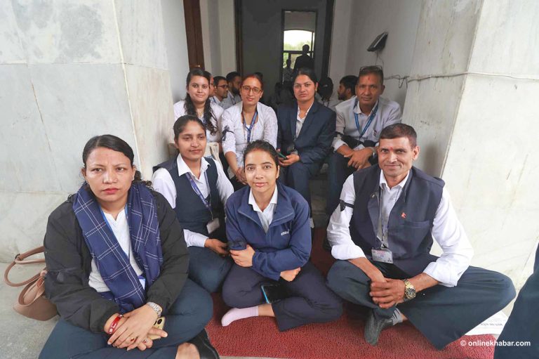 प्रोत्साहन भत्ता माग्दै संसदका कर्मचारी धर्नामा