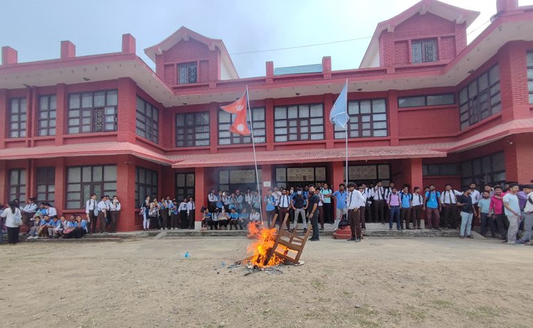 संस्कृत विश्वविद्यालयमा विद्यार्थी संगठनको ताला