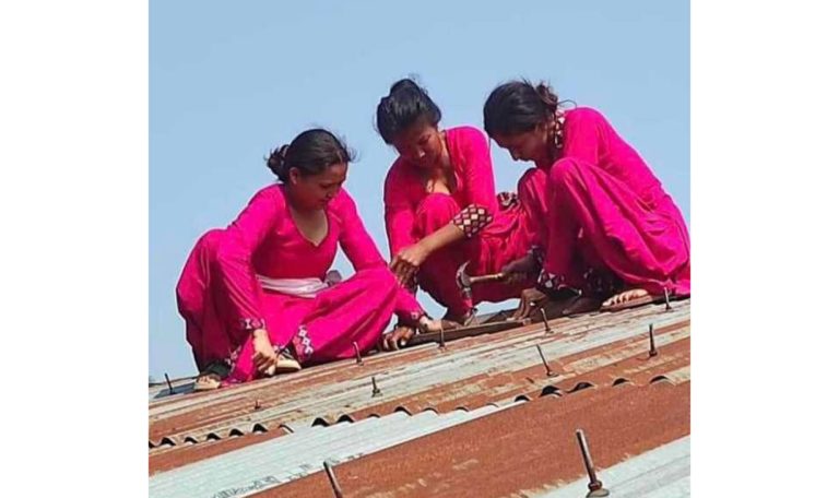 हुरीले छानो उडाएपछि स्कुलको धुरी चढेका ‘म्याडमहरु’ !