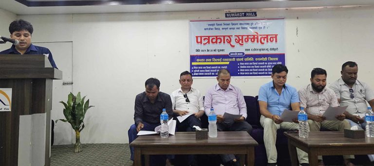 साना व्यवसायीको गुनासो : स्कुल कलेजले सेटिङमा ड्रेसको व्यापार गर्दा सिलाइ पेसा संकटमा