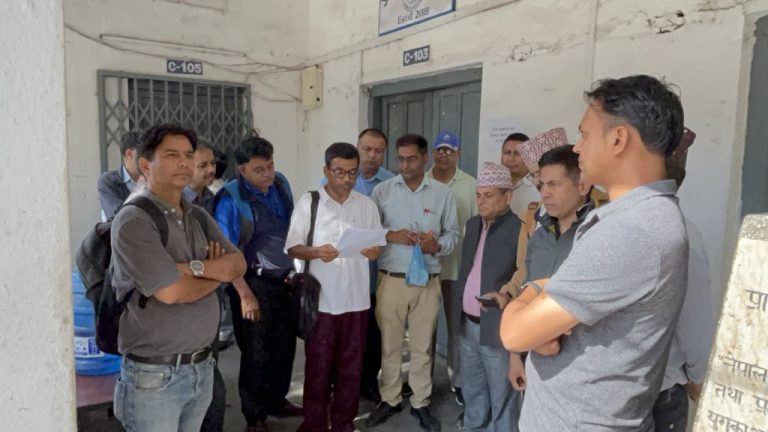 त्रिवि प्राध्यापक संघ र निर्वाचन कार्यालयमा असन्तुष्ट पक्षको ताला