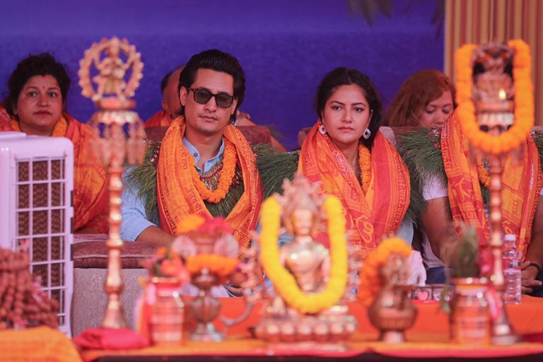 वर्षासहित ‘मोदीबेनी’का कलाकारलाई पशुपतिमा पञ्चैबाजाले स्वागत