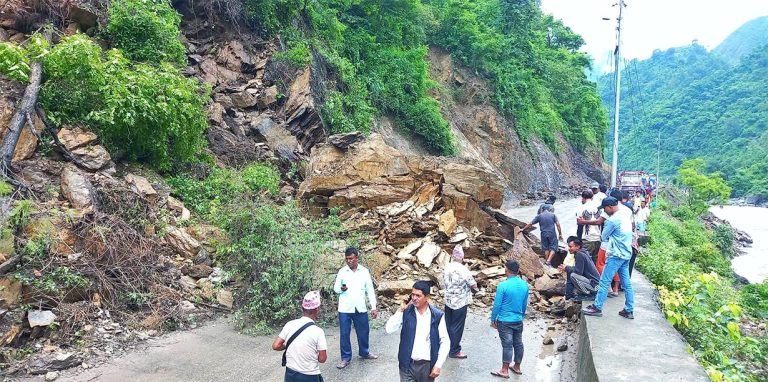 धादिङको बेनीघाटमा पहिरो खस्दा पृथ्वी राजमार्ग अवरुद्ध
